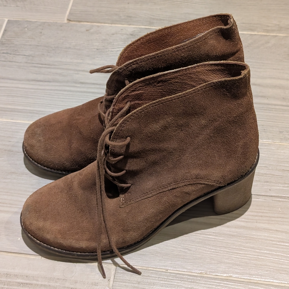Elegant Brown Lace-Up Suede Boots